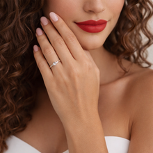 Lade das Bild in den Galerie-Viewer, Diamantring Damen aus ECHTGOLD Weißgold 370 mit echtem Diamanten 0,10 Karat SI – eleganter Solitärring Damenring Verlobungsring

