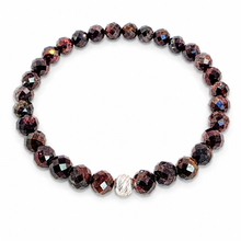 Lade das Bild in den Galerie-Viewer, Granat-Armband A+ Qualität mit 925 Silberverschluss – facettierte Naturperlen, elastisch, Handmade in Deutschland | SARB-BIJOU VIP COLLECTION
