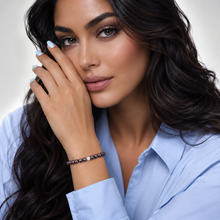 Lade das Bild in den Galerie-Viewer, Granat-Armband A+ Qualität mit 925 Silberverschluss – facettierte Naturperlen, elastisch, Handmade in Deutschland | SARB-BIJOU VIP COLLECTION
