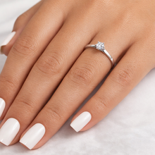 Lade das Bild in den Galerie-Viewer, Diamantring Damen aus ECHTGOLD Weißgold 370 mit echtem Diamanten 0,10 Karat SI – eleganter Solitärring Damenring Verlobungsring
